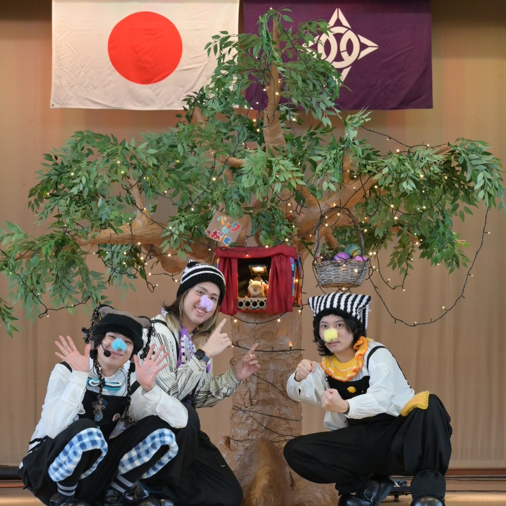 メンバー3人の記念ポーズ