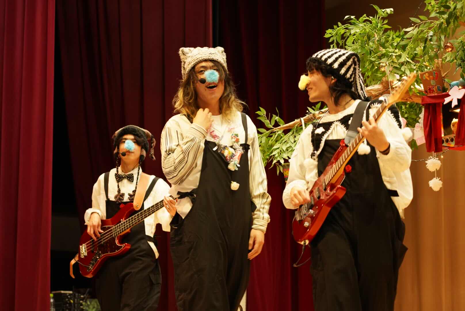 子どもたちと一緒につくっている様子