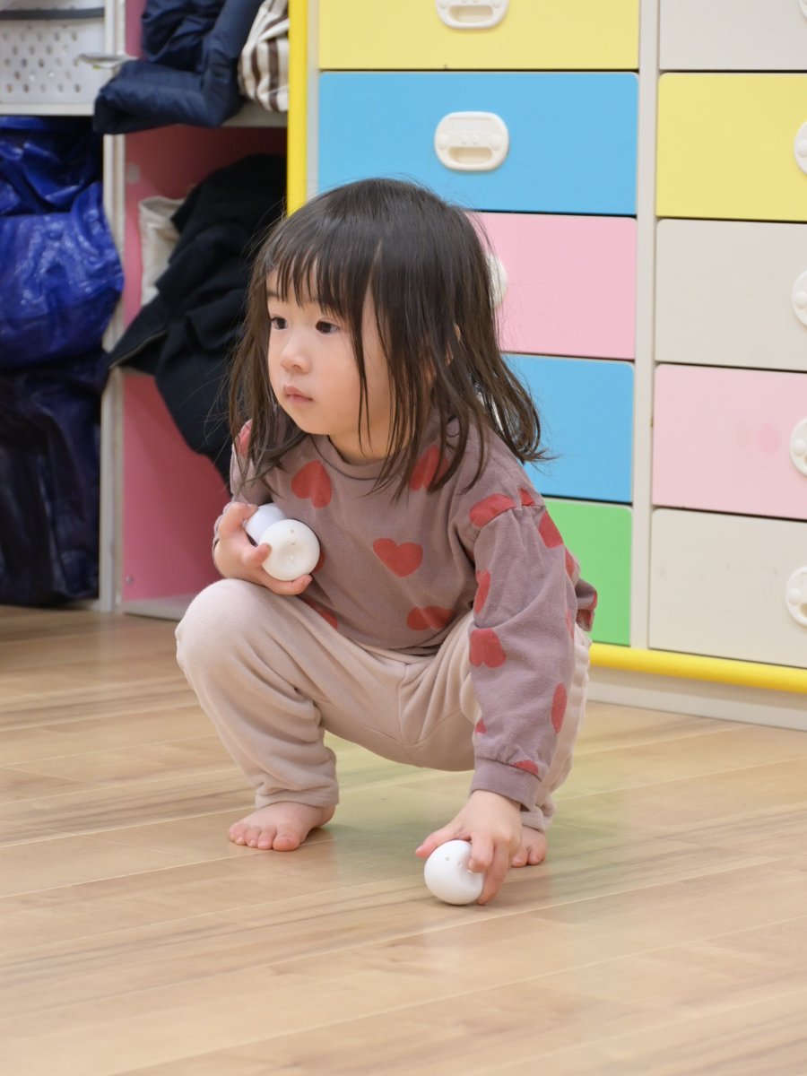 りんごに色をつける園児